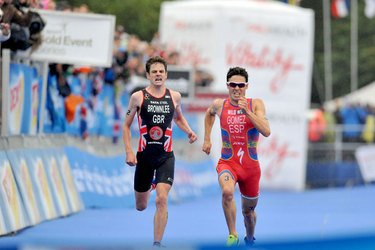 Gomez e Brownlee protagonizaram uma chegada emocionante durante a etapa final do Circuito ITU, em Londres - Foto: Delly Carr/ ITU Media
