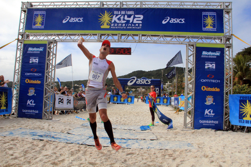 Cruzar a linha de chegada é sempre uma das grandes emoções da corrida. Foto: Alexandre Koda/ webrun.com.br