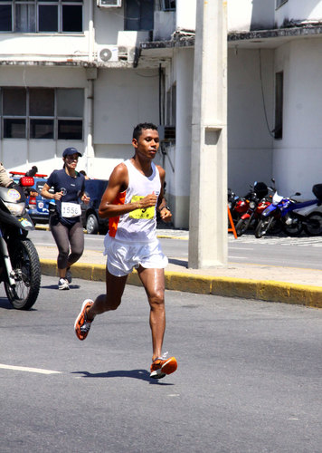 Edson Amaro dos Santos terá que correr contra quenianos para garantir o prêmio e o bicampeonato da Maurício de Nassau - Foto: Paulo Gomes/ Webrun.com.br