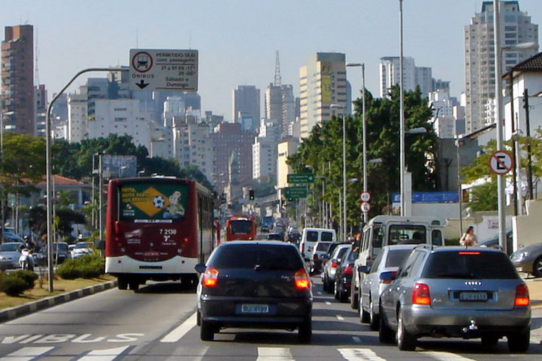 Segundo pesquisa, paulistanos deixariam carro em casa caso o transporte público oferecesse boas condições - Foto: Mario Roberto Duran Ortiz/ Licença Creative Commons