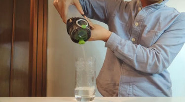 Vídeo do Youtube mostra ação do filtro com o refrigerante coca-cola. Foto: Reprodução/ Youtube