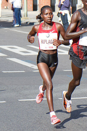 A queniana Florence Kiplagat conquistou o primeiro lugar do feminino. Foto: Licença Creative Commons/ AVDA