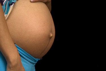 Proteger o abdômen de quedas e traumas deve ser uma das principais preocupações da gestante na hora de escolher um esporte - Foto: guillermo ossa/ Stock.Xchng