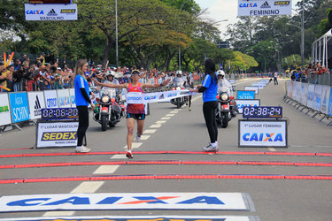 Na avenida do Ibirapuera, Samira abre e ultrapassa Rumokol, garantindo o ouro, com 2h38min23. Foto: Ana Gandolfo/ Webrun