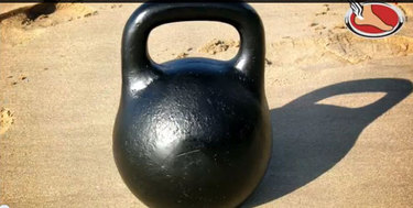 O kettlebell permite movimentos multiarticulares. Foto: Divulgação/ Webrun