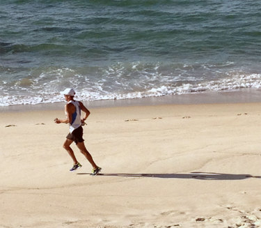 Meia maratona acontece em solo de muita areia das belas praias cariocas. Foto: Divulgação/ Revezamento das Praias