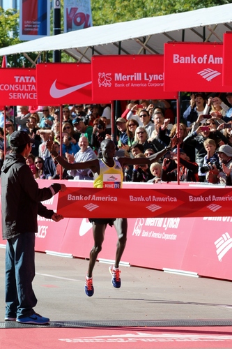 Dennis Kimetto soube se poupar durante a prova para conseguir vencer e bater o recorde da Maratona de Chicago - Foto: Andre Chaco/ webrun.com.br