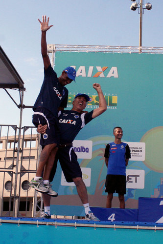 A felicidade momentânea de Giomar, segundo colocado da etapa São Paulo do Circuito Caixa, contrasta com sua opinião - Foto: Renato Aranda/ webrun.com.br