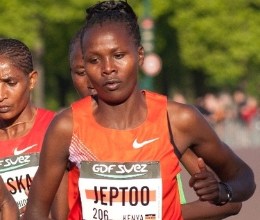 Priscah Jeptoo dá sprint e é campeã da prova. Foto: Creative Commons