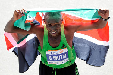 Mutai disparou e subiu no lugar mais alto do pódio. Foto: George Roberts/ Licença Creative Commons