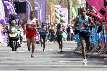 Vitória em Londres em 2013 foi importante para Kebede (à direita) garantir o prêmio de US$ 500 mil - Foto: Chmee2/ Licença Creative Commons
