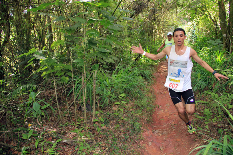 Os corredores de elite não aliviaram a passada. Foto: Alexandre Koda/ Webrun