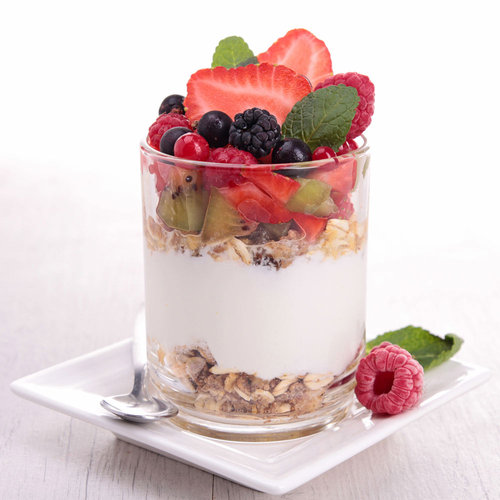 Montagem da refeição pode ser feita no copo, alternando camadas de aveia e frutas. Foto: © M.studio - Fotolia.com