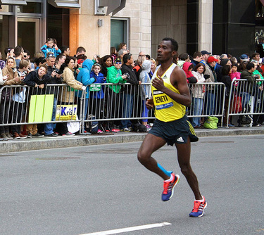 Markos Geneti bateu o recorde na Maratona de 2011 em 2h06min35. Foto: CC BY 2.0/ Licença Creative Commons
