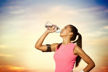 O corpo quando exposto ao sol, perde não só água como sais minerais também. Foto: Igor Mojzes/ Fotolia