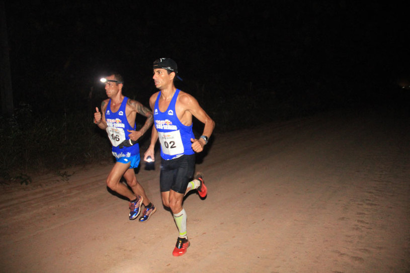 Boa parte da corrida foi disputada durante a noite. Foto: Alexandre Koda/ Webrun