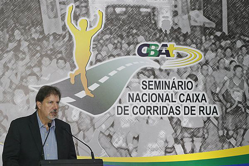 José Antonio Martins Fernandes, presidente da CBAt, fala no Seminário Nacional Caixa de Corridas de Rua. Crédito: Marcelo Zambrana/Cbat.