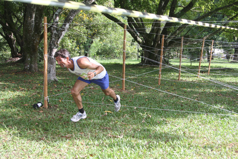 Marcos Apolo ao passar pelo quarto obstáculo da corrida, a teia de aranha. Foto: Webrun