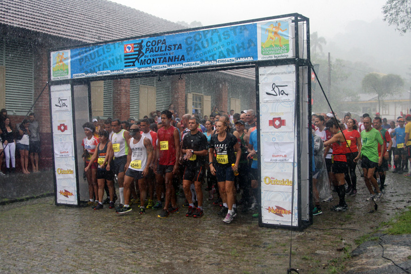 A chuva não deu trégua aos corredores. Foto: Alexandre Koda/ Webrun