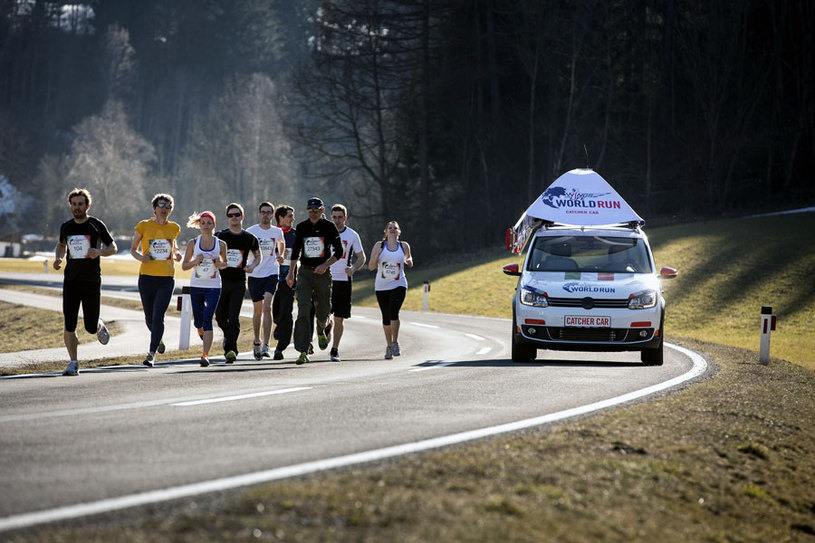 Os carros são equipados com uma tecnologia completamente nova de rastreamento, desenvolvida especificamente para o Wings for Life World Run. Foto: Samo Vidic/Red Bull Content Pool