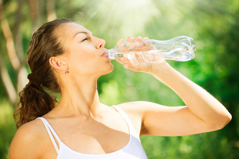 É importante para o atleta um plano de reposição hidroeletrolítica. Foto: Subbotina Anna/Fotolia