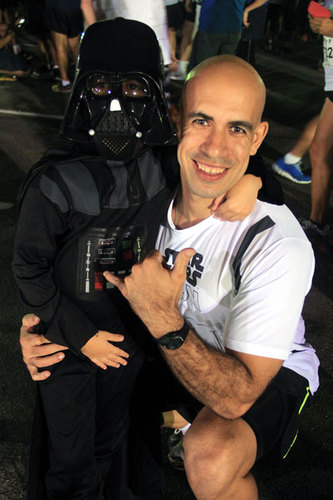 O publicitário e grande fã Márcio Seco levou seu filho Cauã com a roupa do grande vilão da saga, Darth Vader : Christina Volpe/Webrun