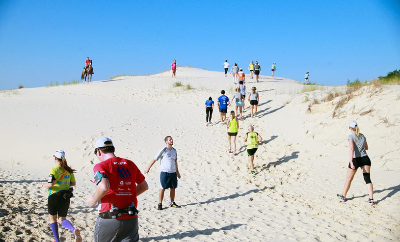 Até os participantes da distância de 5,5 quilômetros tiveram que subir as difíceis dunas de Santa Catarina Foto: Divulgação