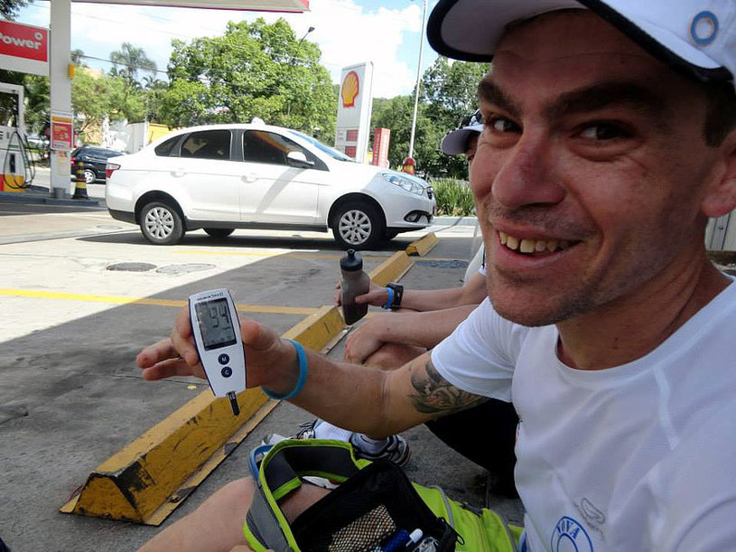 Luiz com seu medidor glicêmico em um de seus treinos Foto: Arquivo pessoal