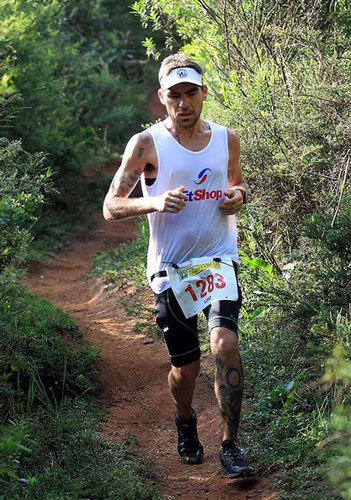 Luiz em um de seus desafios. Ele tem uma tatuagem com a identificação da diabetes na perna esquerda Foto: Arquivo Pessoal