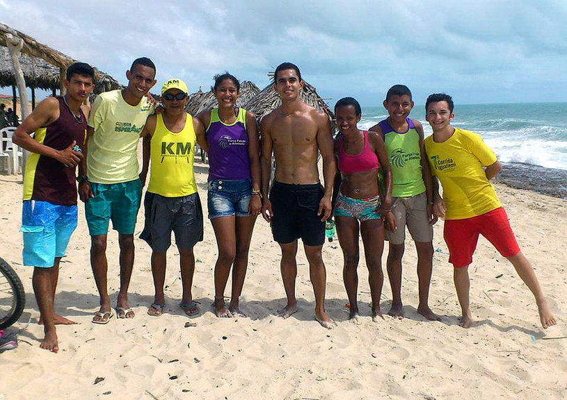 Atletas da Força Falcão de Atletismo em treino na praia Foto: Aline Prudêncio