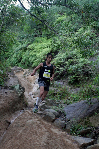 Giliard campeão dos 42 quilômetros solo durante o percurso Foto: Christina Volpe/Webrun