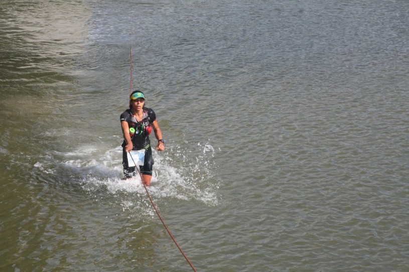 A campeã Cilene na travessia sobre o Rio Escuro em Ubatuba Foto: Christina Volpe/Webrun