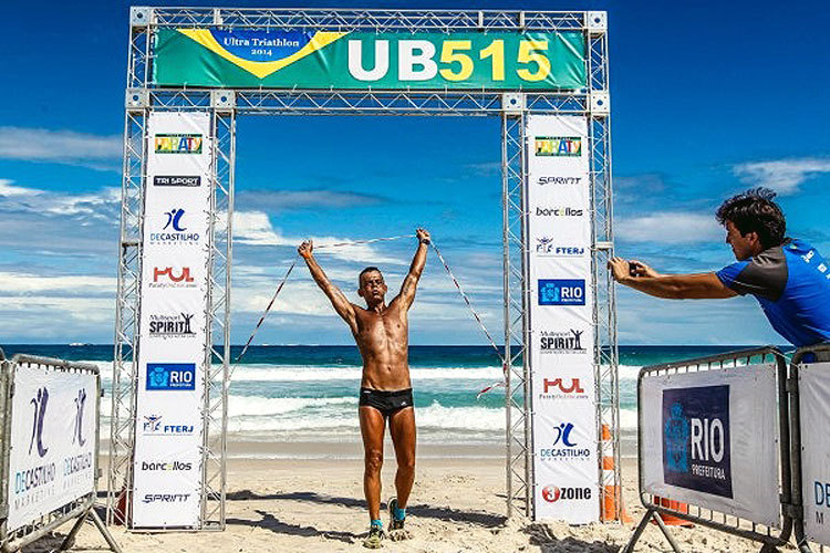A chegada do campeão do Ultratriathlon UB515 de 2014 Sebastião Muniz Foto: Ricardo Ramos/Divulgação