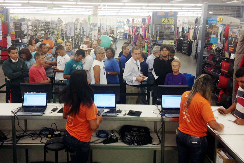 Corredores na fila da entrega dos kits na Decathlon Foto: Divulgação