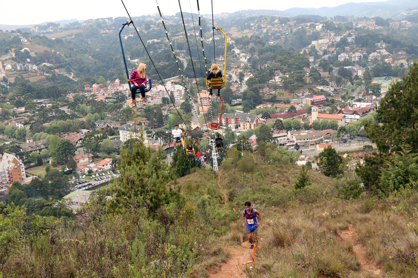 Na subida do teleférico, Giliard já corria no sacrifício. Foto: Alexandre Koda/ Webrun