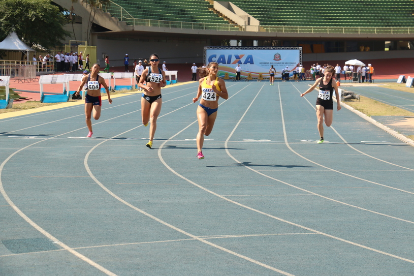 Ana Claudia Lemos foi a campeã da primeira série na semifinal dos 100 metros Foto: Alexandre Koda/Webrun