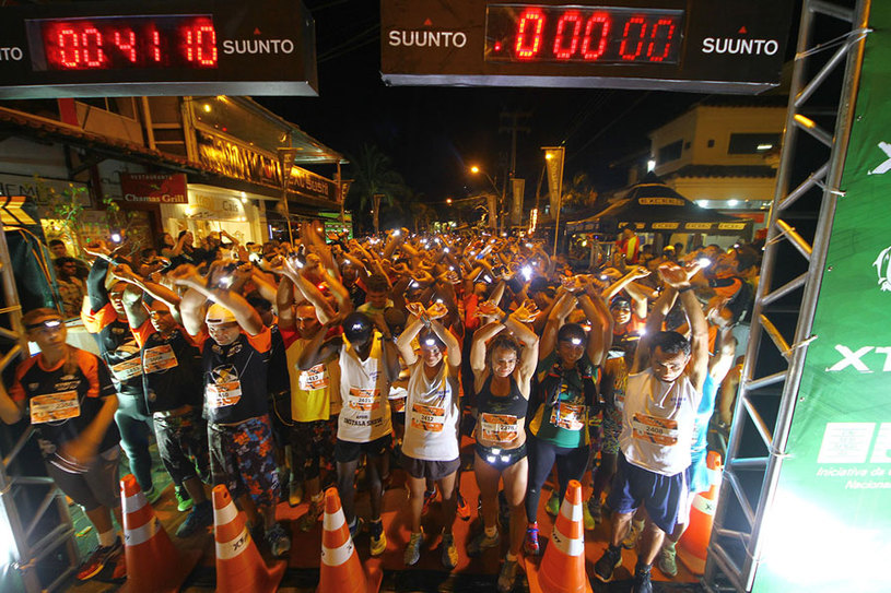 Luciano Chaves de Paula e Geisla dos Santos venceram a Night Run 21k. Foto: Pedro Monteiro