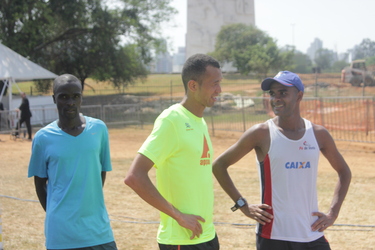 Da esquerda para a direita: Daniel Limo (QUE - segundo colocado), Edmilson Santana (BRA - terceiro colocado) e Gilberto Pé de Vento Lopes (BRA - quarto colocado). Foto: Marcos Souza/Webrun
