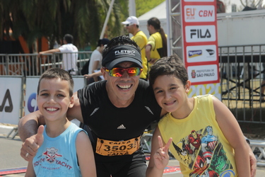 Francisco Fausto ao lado de filho e do afilhado ao final da prova. Foto: Marcos Souza/Webrun