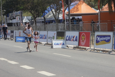 Cansada, Roseli, de seis anos, acompanha o pai Israel na chegada da Maratona de São Paulo. Foto Marcos Souza/Webrun