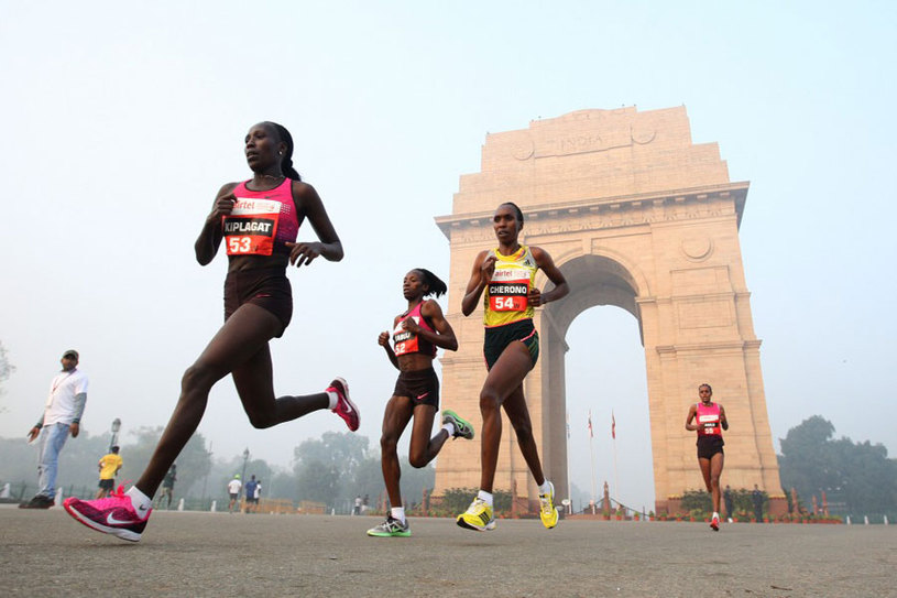 A disputa contou com sete atletas liderando. Foto: Divulgação Delhi Half Marathon