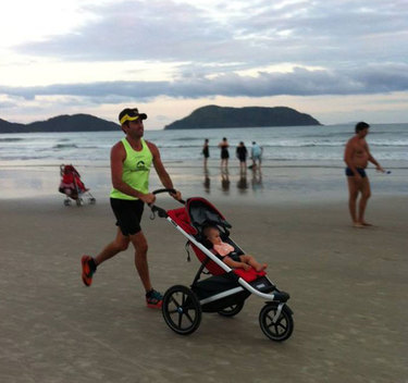 O corredor Rafael Campos em um de seus treinos com a Thule Glide Foto: Divulgação Urban Guide