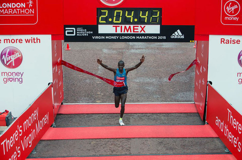 O campeão da Maratona de Londres, o queniano Eliude Kipchoge, com o tempo de 2h04min42 Foto: Divulgação