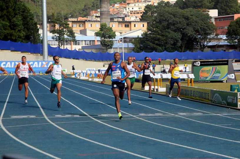 A prova foi disputadíssima nos 400 metros masculino e terminou em 45 segundos Foto: Christina Volpe/Webrun