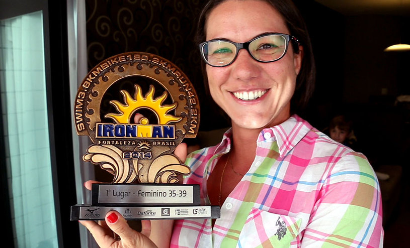Rosecler e seu troféu do Ironman Fortaleza Foto: Alexandre Koda/Webrun