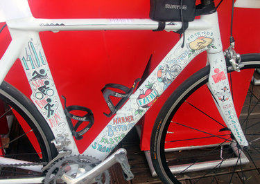 Sua bike foi toda customizada com palavras de força e imagens de treino por seu amigo tatuador Foto: Christina Volpe/Webrun