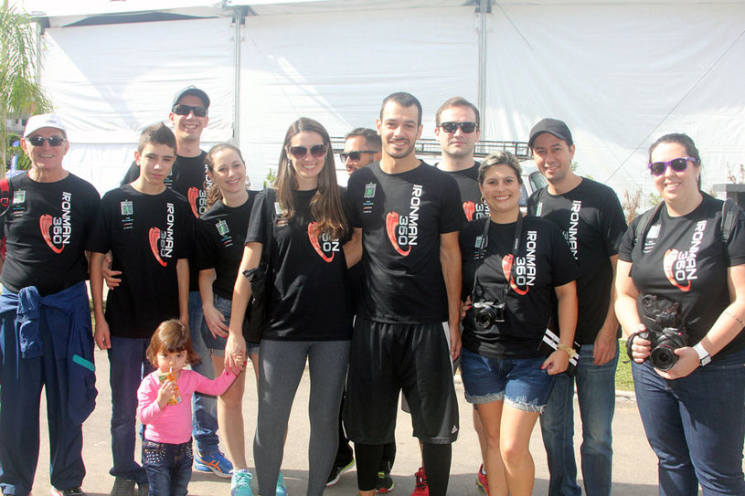 Fred e seu staff. Família e amigos vieram dar força total na prova! Foto: Christina Volpe/Webrun
