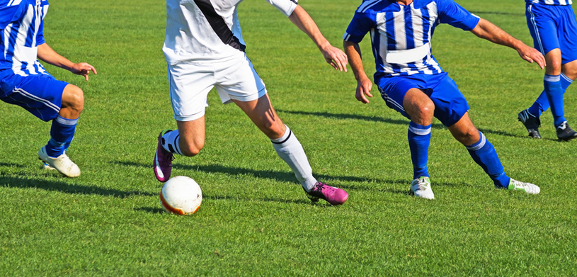 O corredor-futebolista deve ficar muito atento e concentrado para diminuir os riscos de lesões nas partidas Foto: Majorosl66/Fotolia