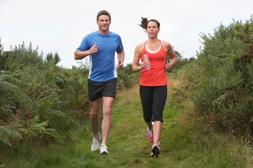 Correr na grama é bom para a recuperação de lesões. Foto: micromonkey/ Fotolia