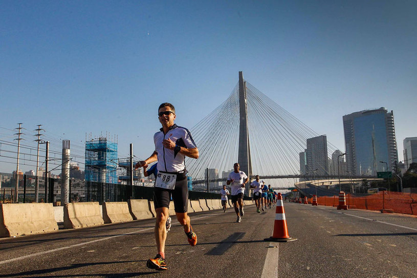 Participante da Corrida Clube de Pinheiros 115 anos, próximo a ponte Estaiada Foto: Ricardo Bufolin/ECP